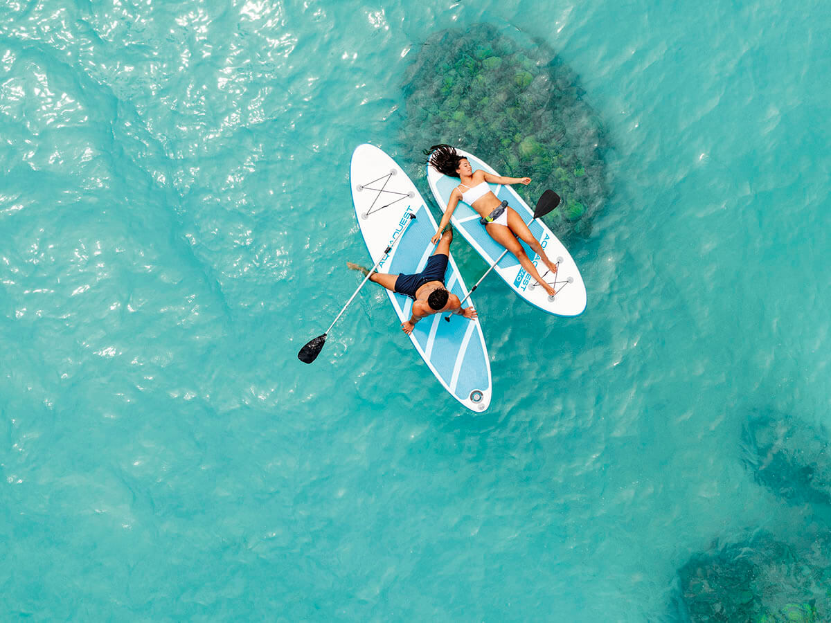  IntIntex Aqua Quest 320 SUP board drijvend op een rustig meer, perfect voor suppen.ex Aqua Quest 320 Sup Set