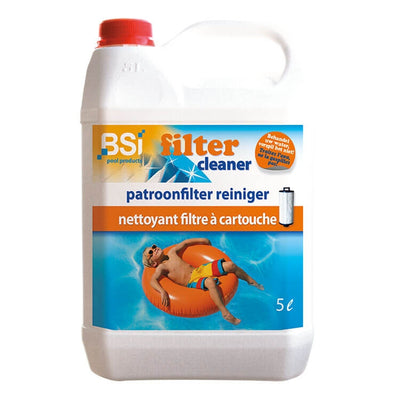 BSI Filtercartridge Reiniger 5L in gebruik voor het grondig reinigen van zwembadfilters