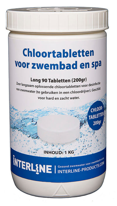 Chloor toevoegen aan een zwembad met chloortabletten voor schoon en helder water.