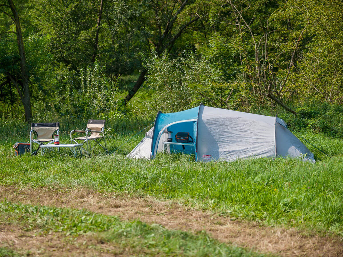 Open ingang van de Coleman Cortes 3 tent, met ruime voortent en ventilatieopties