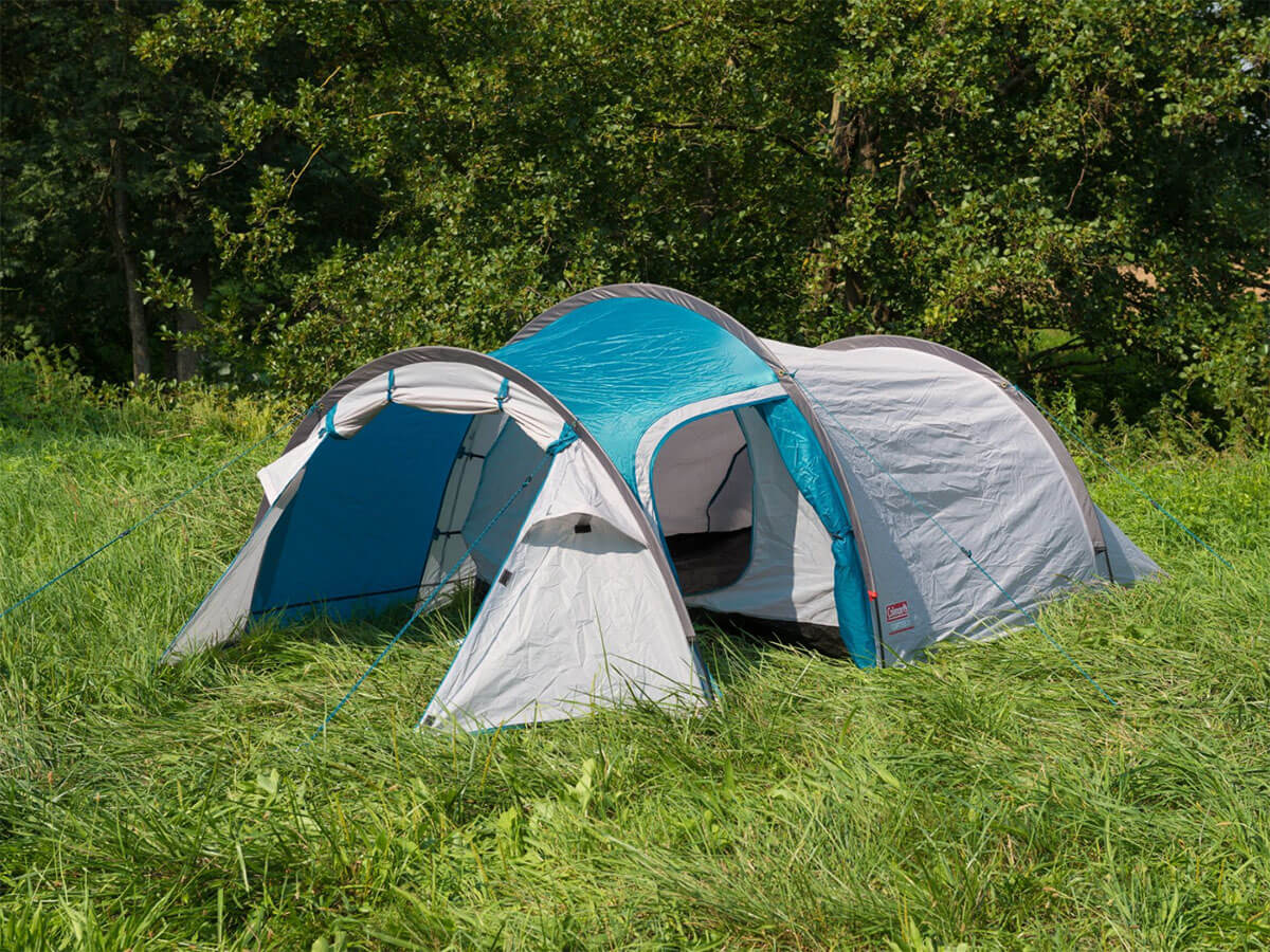 Binnenkant van de Coleman Cortes 3 tent met slaapruimte en voldoende opbergruimte