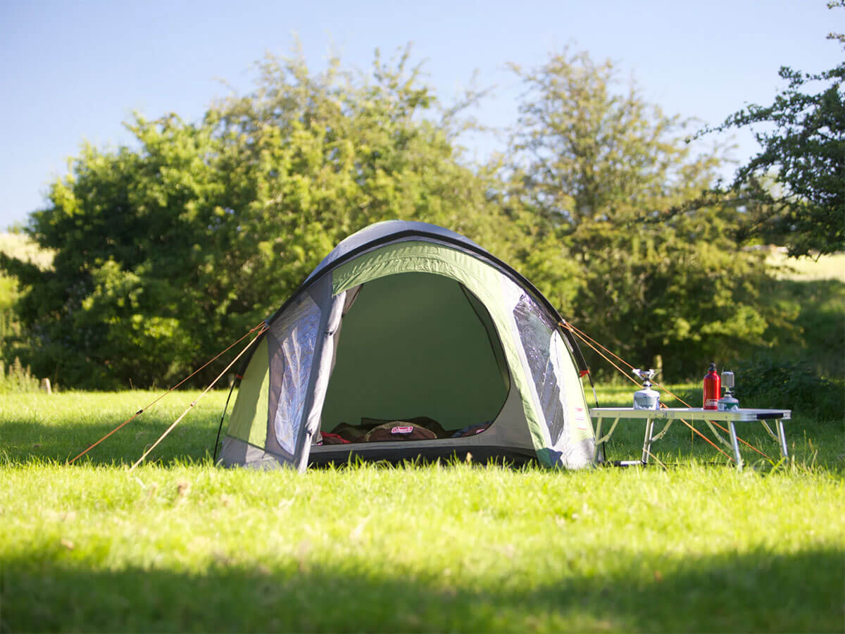 Eenvoudig opzetten van de Coleman Darwin 2+ tent met glasfiber stokken.