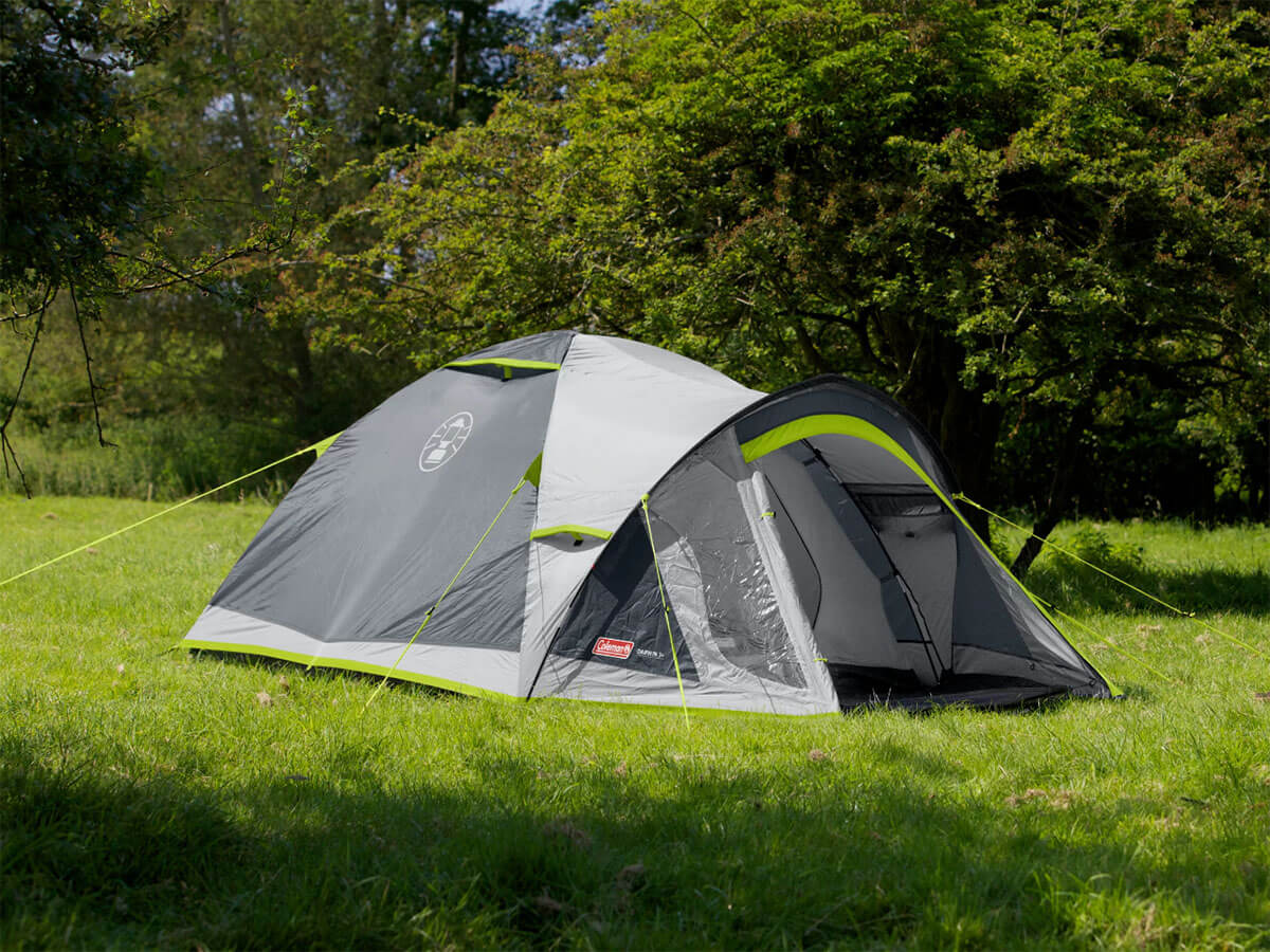 Binnenkant van de Coleman Darwin 2+ tent met ruime slaapcabine voor twee personen.