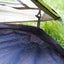 Close-up van de waterdichte stof en getapete naden van de Coleman Darwin 2+ tent.