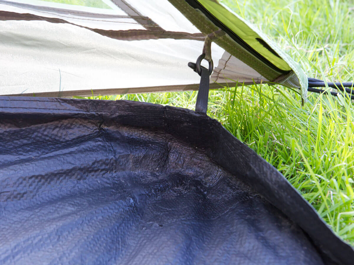 Close-up van de waterdichte stof en getapete naden van de Coleman Darwin 2+ tent.