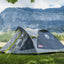 Opgezette Coleman Darwin 3+ tent op een camping, ideaal voor kampeerders en festivalgangers.