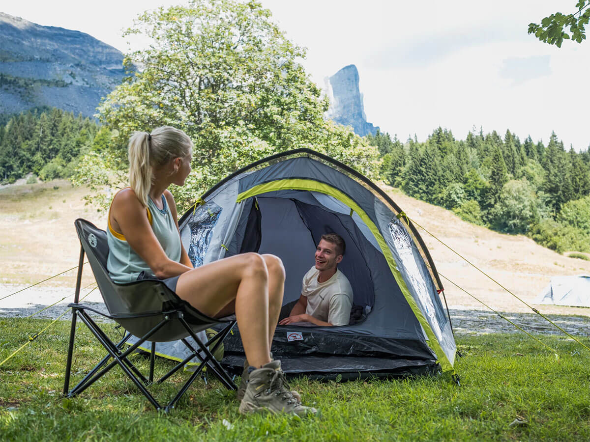 Ruime slaapcabine van de Coleman Darwin 3+ tent, geschikt voor drie personen.