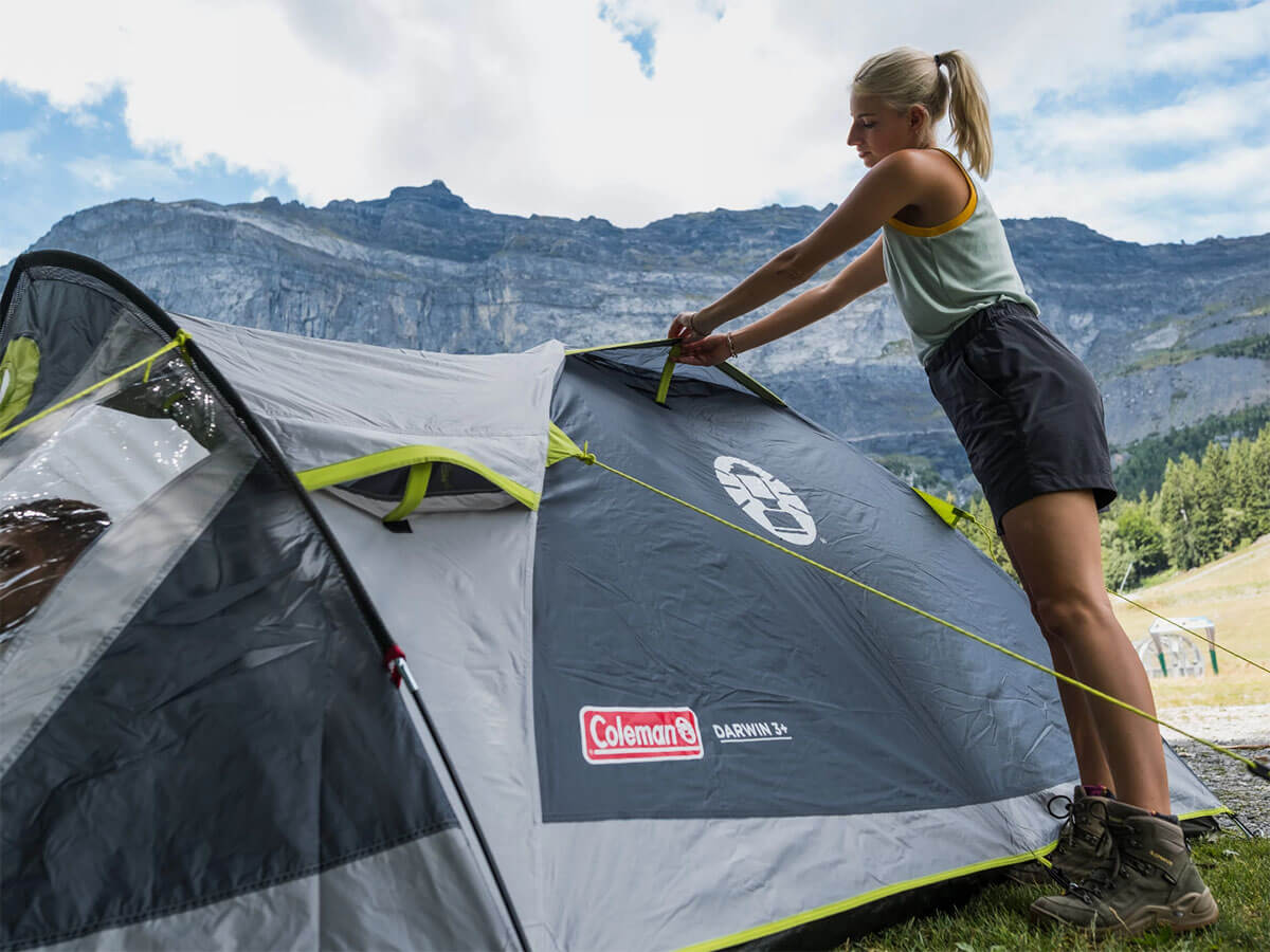  Ventilatieopeningen van de Coleman Darwin 3+ tent voor frisse lucht en minder condensvorming.