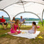 Gezellige sfeer onder de Coleman Event Shelter L, perfect voor tuinfeesten en evenementen