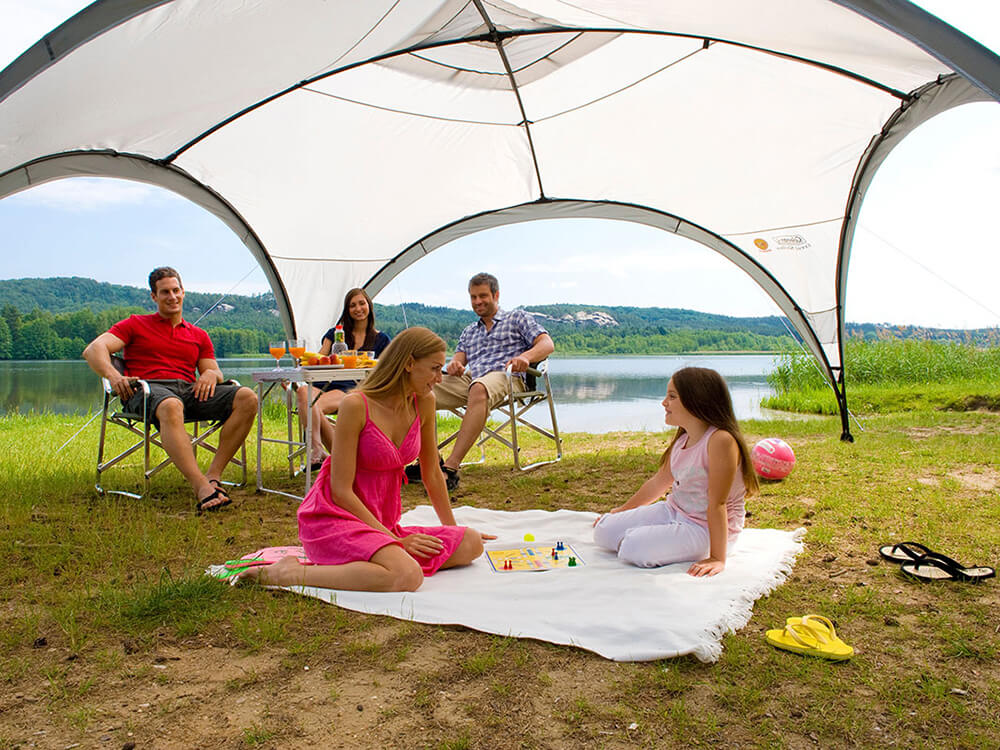 Gezellige sfeer onder de Coleman Event Shelter L, perfect voor tuinfeesten en evenementen