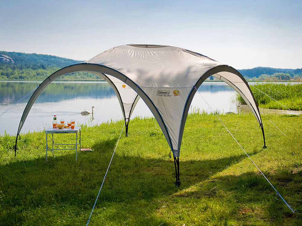 Coleman partytent opgezet in de tuin, ideaal voor feestjes en BBQ’s.