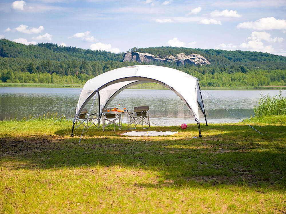 Close-up van het stevige stalen frame van de Coleman Event Shelter M partytent.