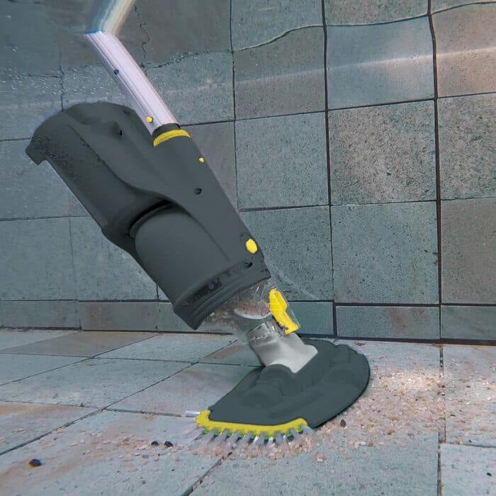 Comfortpool G5 zwembadstofzuiger in actie, reinigt efficiënt vuil van de zwembadbodem