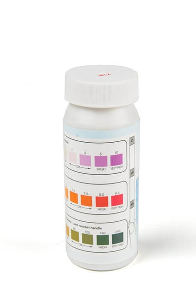 Comfortpool 3-in-1 teststrips in gebruik, met stappen voor het meten van de waterkwaliteit.