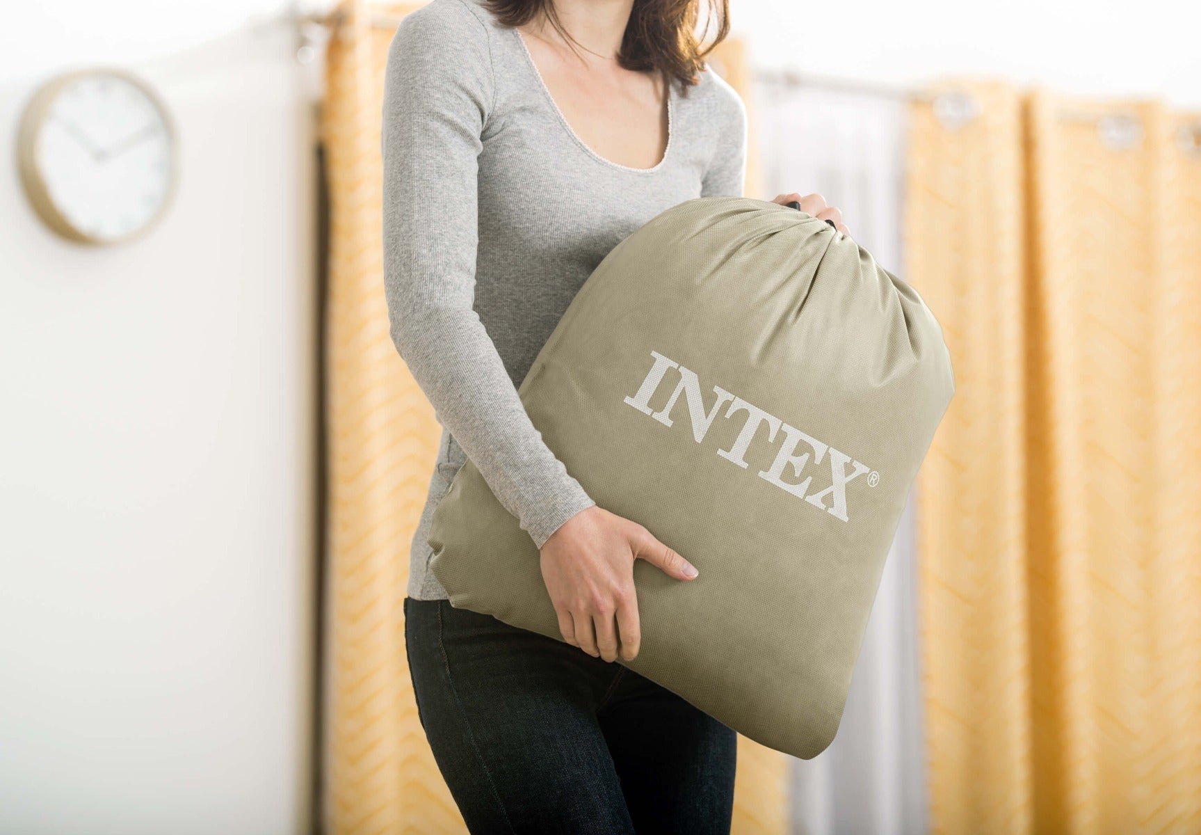 Compact op te bergen Intex Kinder Kampeerluchtbed met handige draagtas.