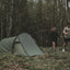 Easy Camp Hemsedal 2 tunneltent opgezet in een bosrijke omgeving, perfect voor kamperen en festivals.