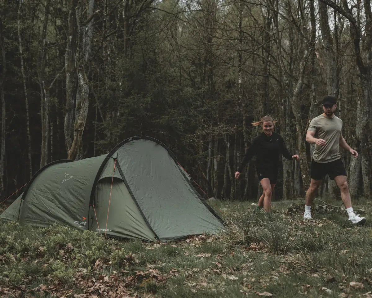 Easy Camp Hemsedal 2 tunneltent opgezet in een bosrijke omgeving, perfect voor kamperen en festivals.