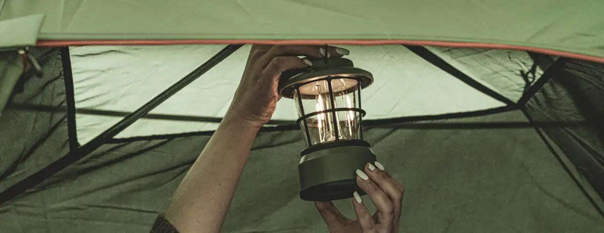Easy Camp Lomsdal 3 Tent opgezet in de bergen, geschikt voor avontuurlijke kampeerders en hikers.