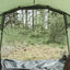 Easy Camp Lomsdal 3 Tent opgezet in een bosrijke omgeving, perfect voor outdoor avonturen.