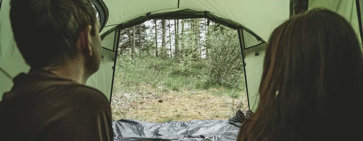 Easy Camp Lomsdal 3 Tent opgezet in een bosrijke omgeving, perfect voor outdoor avonturen.
