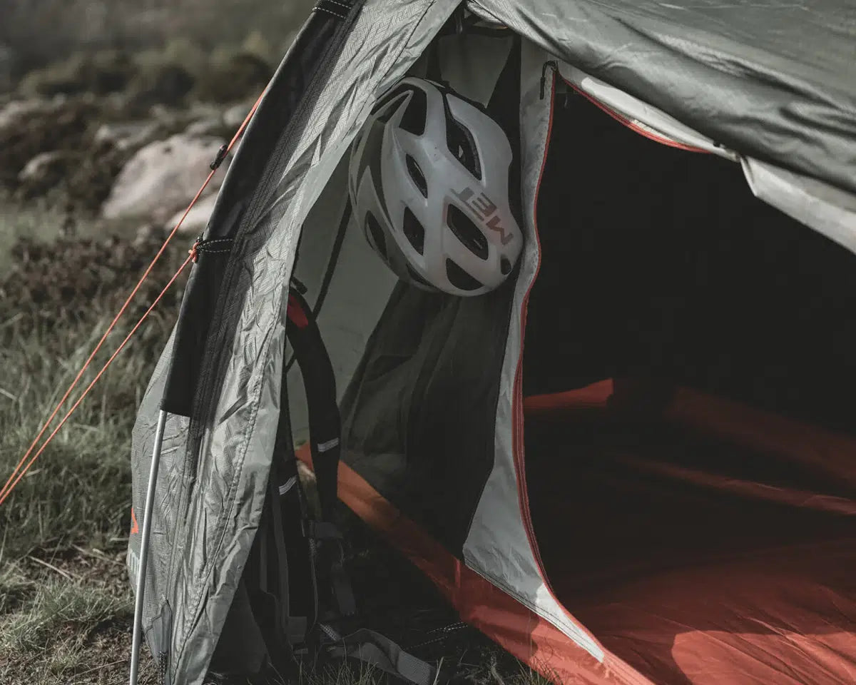 Binnenkant van de Easy Camp Sarek 1 Tent met opbergvak en ophanghaak voor helm of zaklamp.