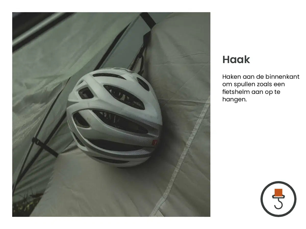 Handige haak in de Easy Camp Sarek 1 Tent voor het ophangen van een fietshelm of andere kampeerspullen.
