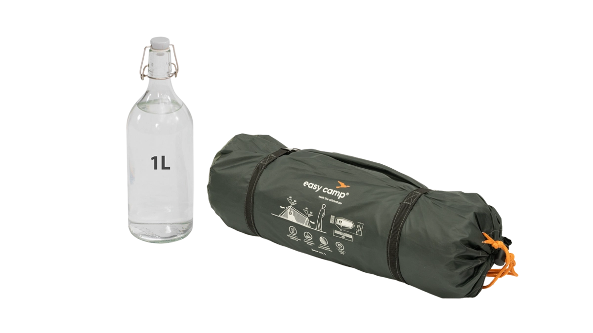 Easy Camp Sarek 1 Tent ingepakt naast een 1-liter waterfles, laat het compacte formaat van 38 x 12 cm zien.