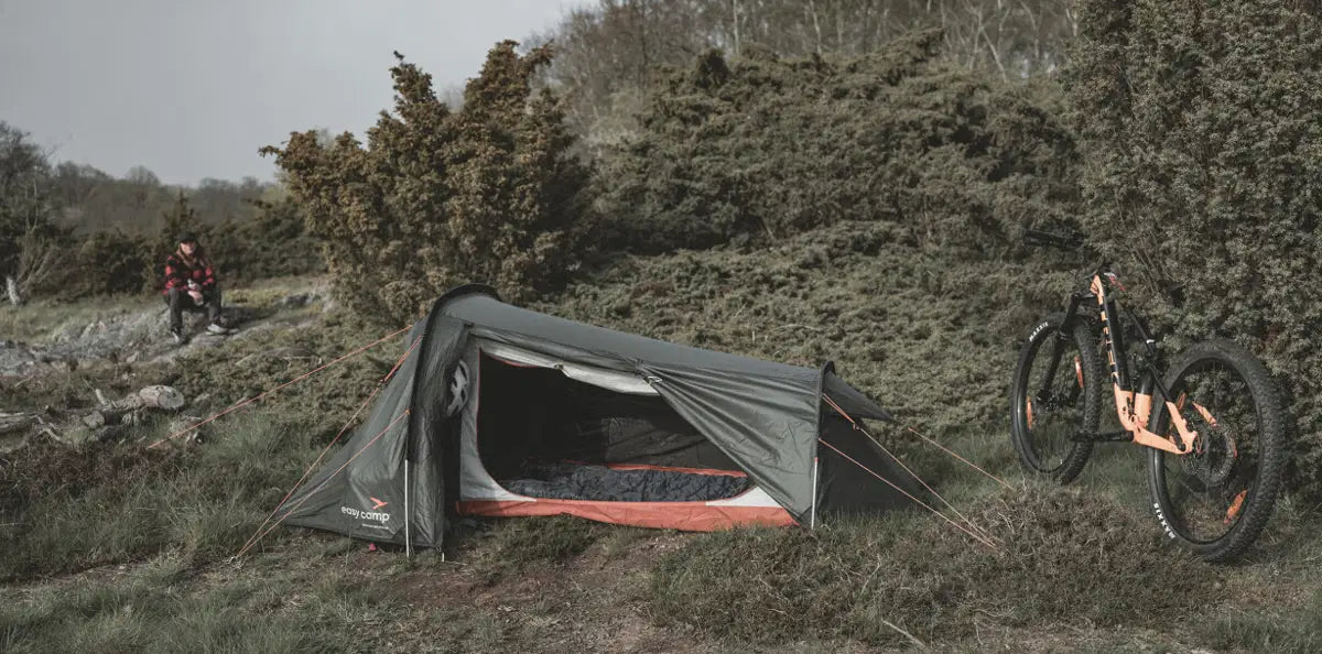 Easy Camp Sarek 1 Tent naast een fiets, perfect voor fietskampeerders en bikepacking trips.