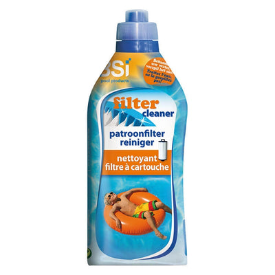 Filtercartridge wordt gereinigd met de Filtercartridge Reiniger 1L in een emmer water