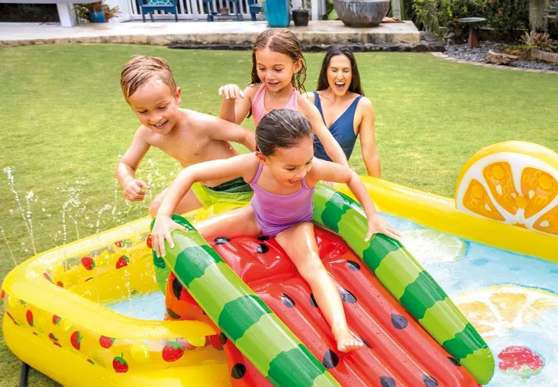 Kinderen genieten van waterpret in het fruitige speelcentrum met vrolijke fruitdecoraties