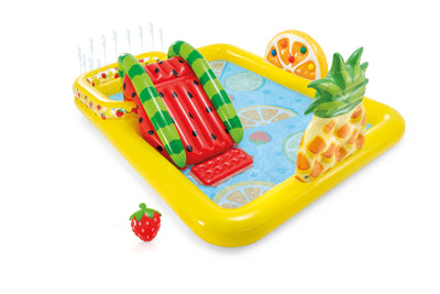 Fruitig speelcentrum met sproeiers voor verfrissing tijdens warme zomerdagen.