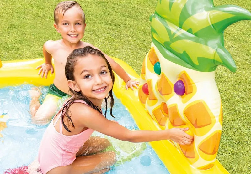 Kinderen spelen in het fruitige speelbad met opblaasbare aardbei en speelballen