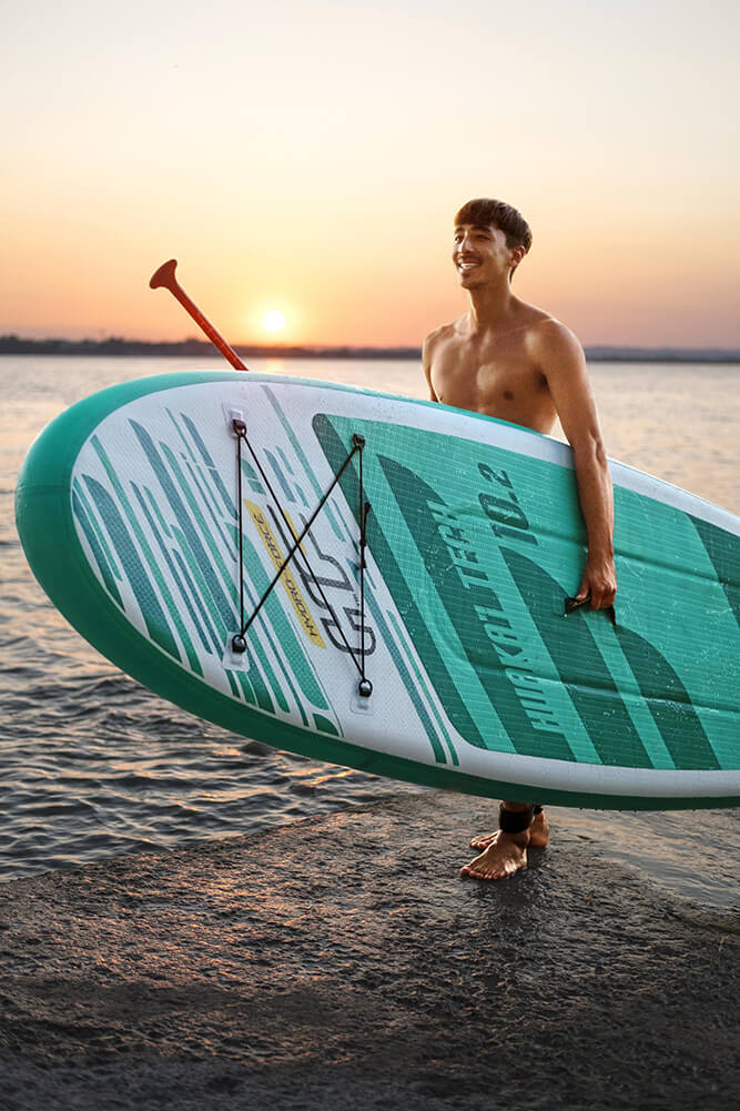  Hydro Force Huaka'i SUP board met surf leash voor extra veiligheid op het water.