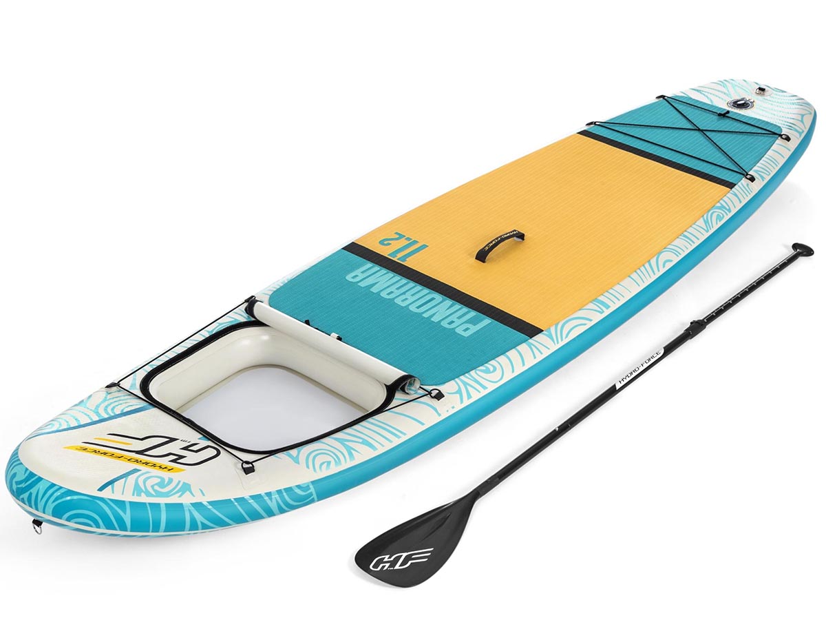 Onderkant van de Hydro Force Panorama SUP, ontworpen voor soepele glijding door het water met een stevige vin voor extra controle.