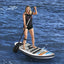 Opblaasbaar SUP board met breed ontwerp voor extra stabiliteit en balans.