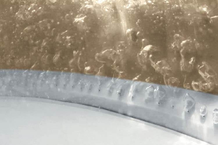  Intex Pure Spa Bubble Therapy met 140 krachtige bubbeljets voor een ontspannende ervaring.