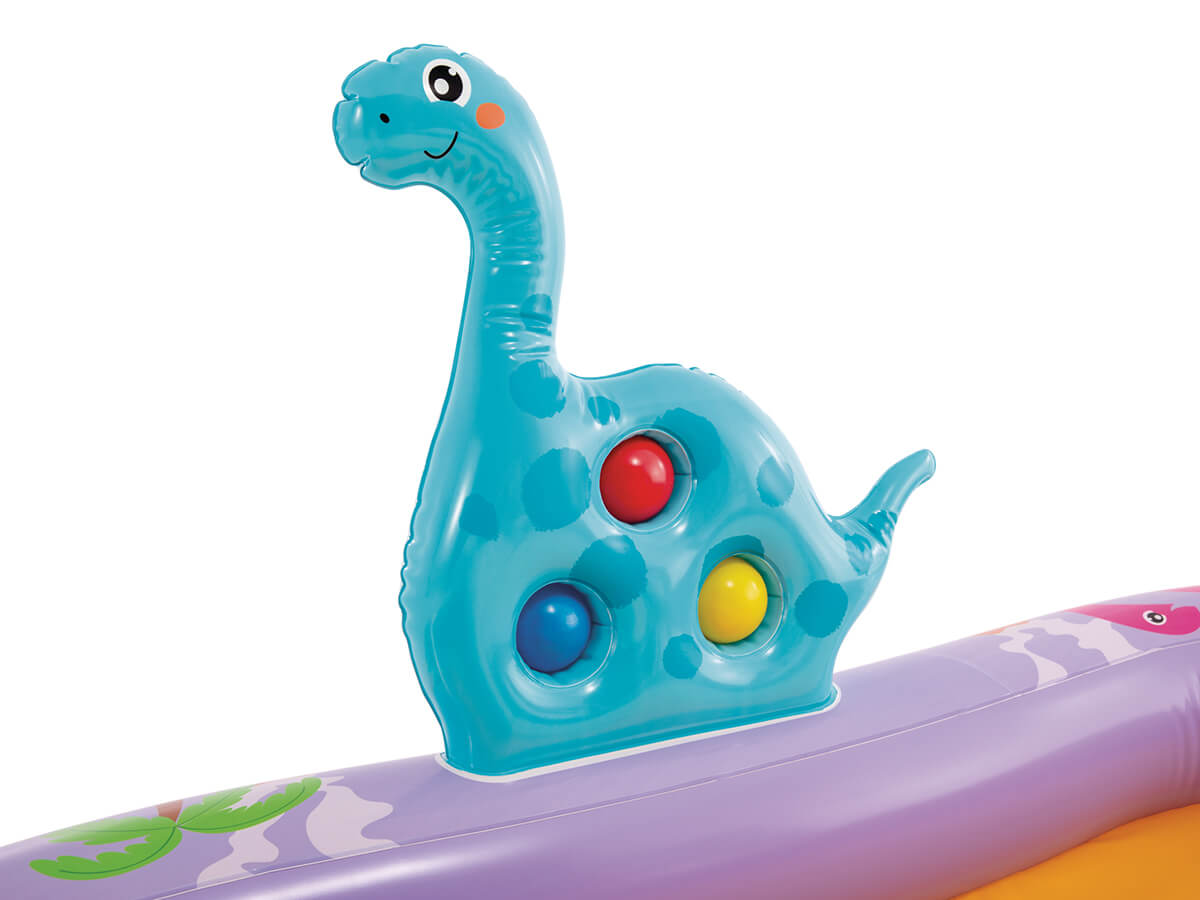 Gooi de ballen door de dino-ringen in het Intex Dino waterpark, wie scoort de meeste punten?
