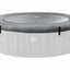  Intex PureSpa Greywood afdekzeil bevestigd op een 4-persoons jacuzzi, ideaal voor isolatie en vuilbescherming.