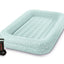  Intex Kinder Kampeerluchtbed opgezet in een slaapkamer voor een comfortabele nachtrust.