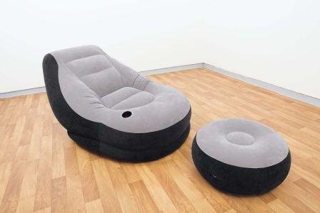 Comfortabele opblaasbare loungestoel van Intex, met zachte flocklaag en stevige poef.