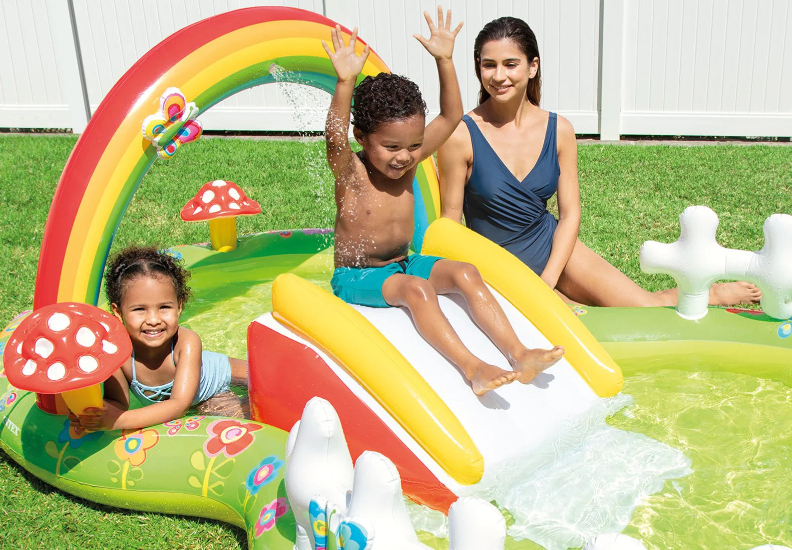 Kinderen spelen in het Intex Zwembad Speelcentrum My Garden met kleurrijke waterfuncties.