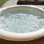 Luxe Intex opblaasbare spa in een tuin, perfect voor ontspanning.