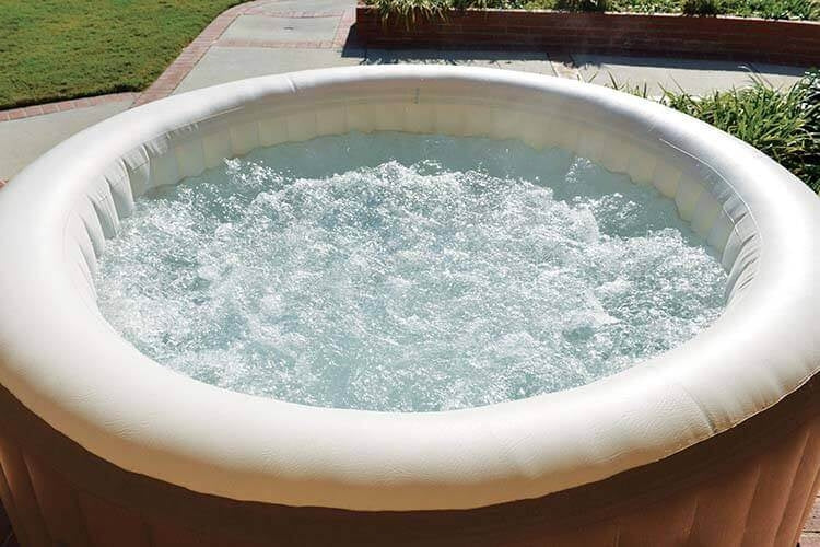 Luxe Intex opblaasbare spa in een tuin, perfect voor ontspanning.