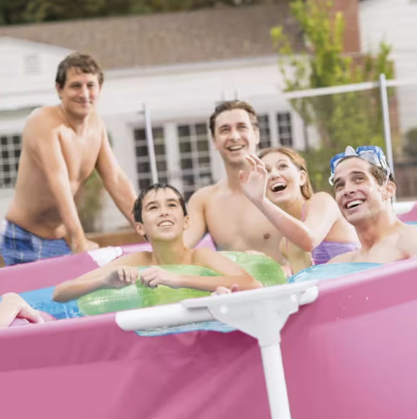 Gezin geniet van waterpret in het Intex Pink Metal Frame zwembad 244 x 76 cm