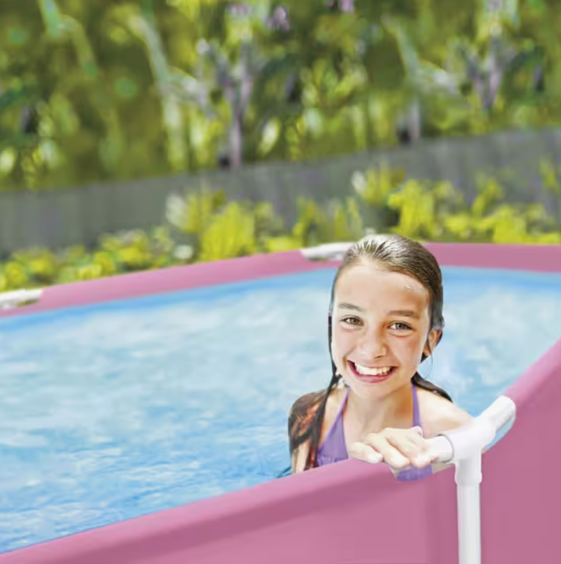  Meisje relaxt in het roze Intex Metal Frame zwembad op een zomerse dag