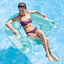Intex Sit 'n Float opblaasbare stoel drijvend in een zwembad met zonlichtreflectie.