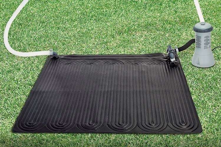 Eenvoudige installatie van de Intex Solarmat zwembadverwarming met filterpomp.