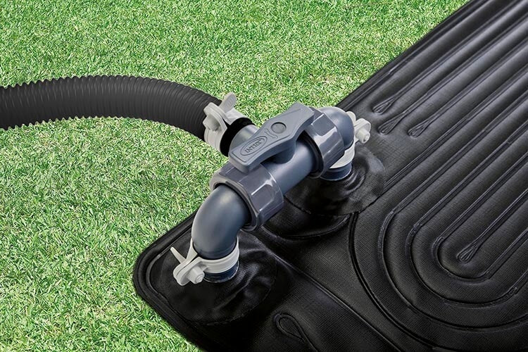  Intex Solarmat met efficiënte watercirculatie voor het verwarmen van zwembadwater.