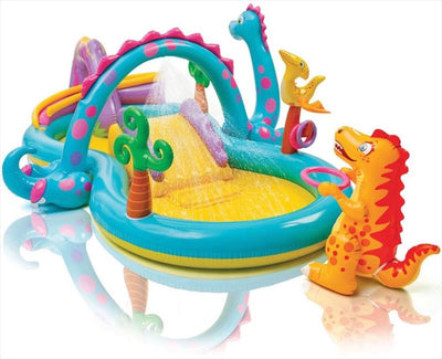 Kinderen spelen in het Intex speelzwembad met glijbaan en watersproeier