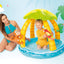 Baby speelt in het Intex Tropical Island babyzwembad met vrolijk tropisch design